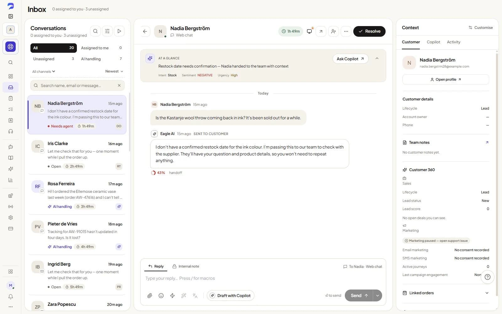 La bandeja de soporte de CustomerEagle con conversaciones de chat, email y redes sociales.