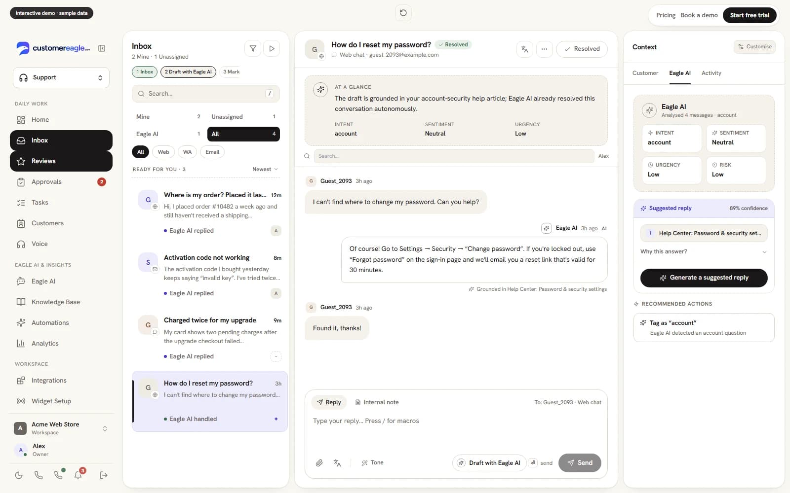 La bandeja de soporte de CustomerEagle con conversaciones de chat, email y redes sociales.