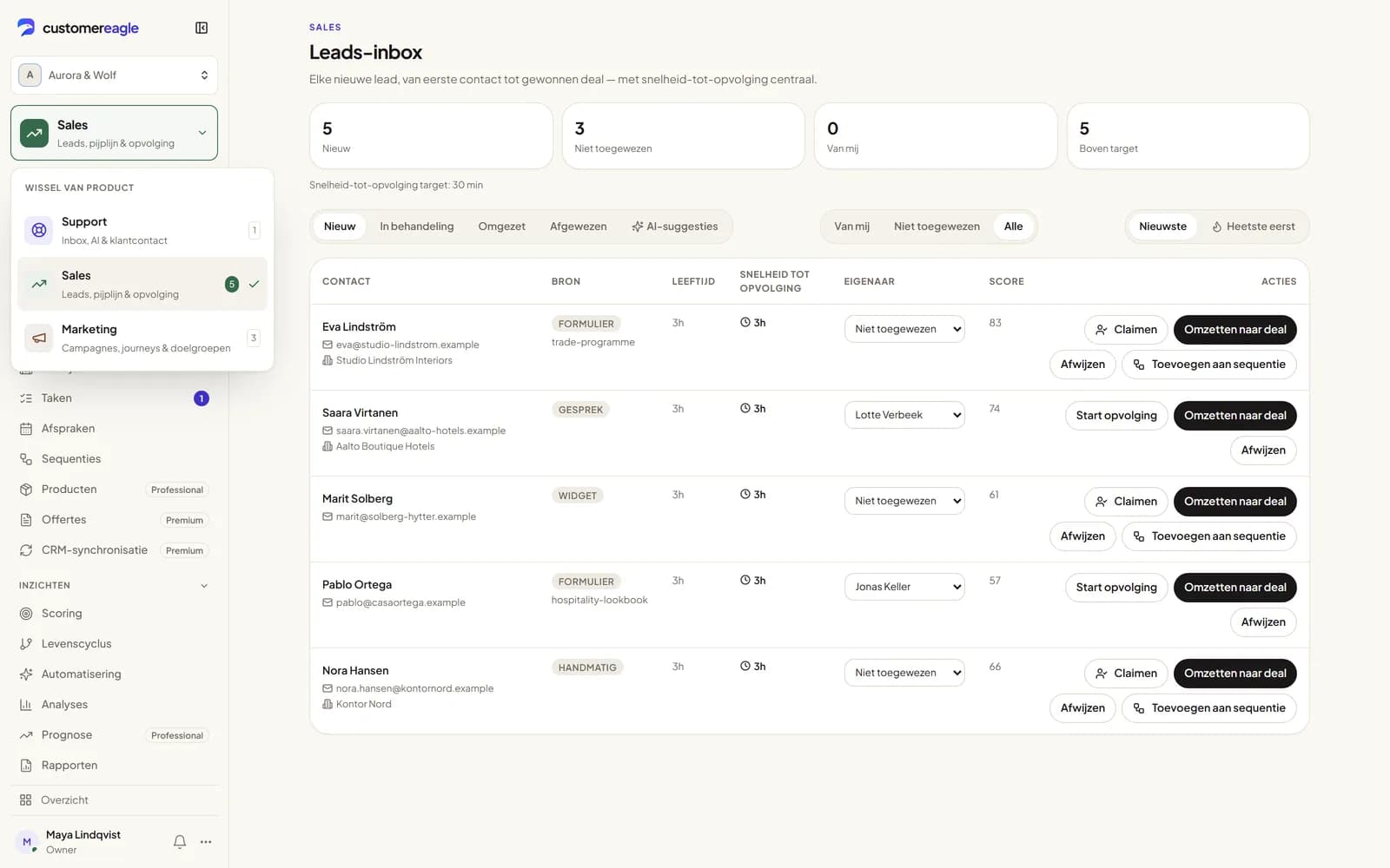 De zijbalk van CustomerEagle met het productmenu open boven de leads-inbox van Sales